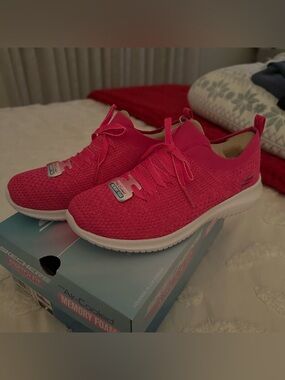 Skechers Memory Foam - NEVER WORN!